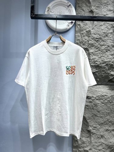 Loewe 罗意威珠印标识短袖T恤 280G定制纯棉面料活性棉 面料透气舒适易清洗 前幅撞色印花D大标识，采用珠印工艺让印花有凹凸感，以彩色Xiang条混搭勾勒