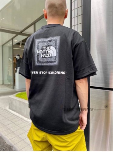 the North Face Square Logo日版北面腰果花男女T恤短袖 采用260克双砂面料 三针五线做工，领口包包边条 今年火爆的品牌 看到了就忍不住