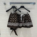 独家首发原单品质。Miu系少女时髦穿搭！度假风气质露背小吊带搭配超短半裙套装全定位印花图案满满的夏日气息！定制进口纯棉面料质感超赞。一套搭配版型上身巨显瘦！可甜