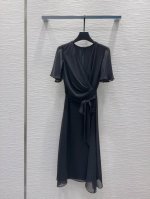 laure*N 2025Ss新款连衣裙 飘逸灵动 简约中流露出高奢 整件做工更是非常精细！ 版型简单一目了然，美伦美幻 低调又要引人注目，必选这款 一色Sml