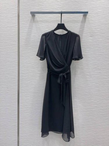 laure*N 2025Ss新款连衣裙 飘逸灵动 简约中流露出高奢 整件做工更是非常精细！ 版型简单一目了然，美伦美幻 低调又要引人注目，必选这款 一色Sml