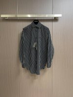 P320 Balenciaga 2025Ss早春新品竖条纹长袖衬衫，弧度下摆 落肩设计，后背撞色刺绣Logo，精剪利落的线条与奢华的面料相互呼应， 仅用极简构造