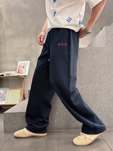 lv# 2025 铜氨丝莫代尔空气层春夏休闲裤子 美学的焕新诠释,演绎浓郁的格调型时尚风范,细节感和设计感强悍.经典品牌标识做为色彩搭配,演绎经典的品牌时尚,为