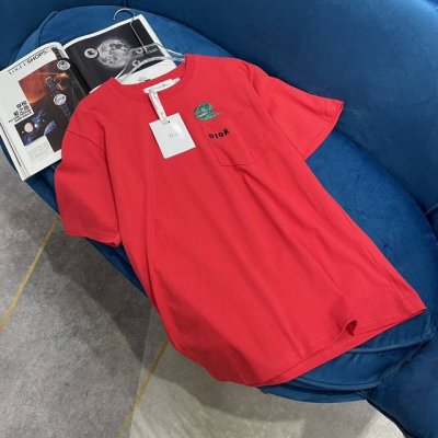 24龙年贺岁 Otani Workshop绣花T恤 采用棉质平纹针织面料精心制作 胸前饰有龙年小恐龙图案和品牌标识徽标刺绣 1个胸前贴袋 罗纹圆领设计 贺岁单品