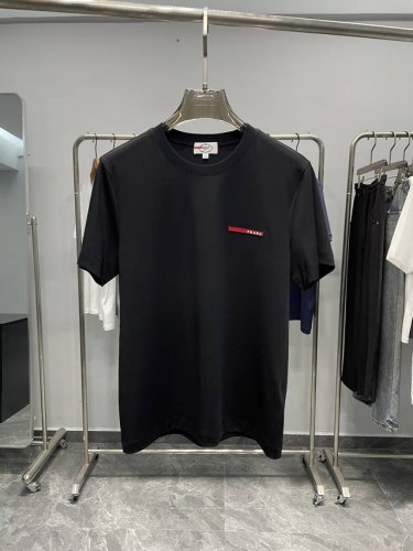 pra25Ss春夏新款平纹针织棉布基础圆领短Tee，男女同款红色橡胶铭牌装饰休闲短袖T恤衫！贸易公司渠道稀出，领先官网发售！P家新款T恤以其精湛的面料、巧妙的设