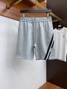 P210 爱玛仕 2025 夏季最新款，专柜同步有售，时尚休闲短裤，上身很有特点！吸睛而有亮点，进口纯棉面料，简单而不失时尚，图案Logo，原版五金辅料装饰，经