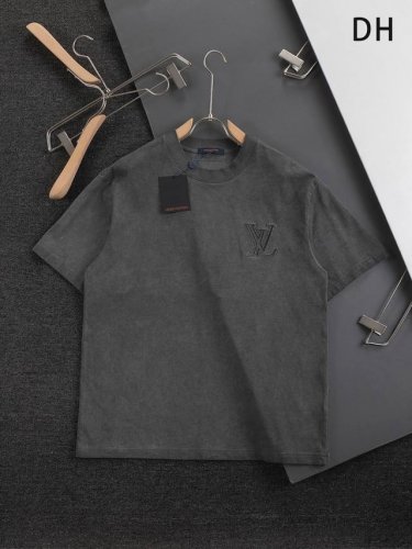 Louis Vuitton 路易威登 1V 驴家 微宽版型S-Xl Lv 25Ss新品专柜同步专柜上架 多重重工艺 胸口切割字母贴布 后幅切割三叶草贴布 字母签
