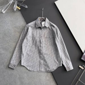 衣服 、裤子 Cd、25Ss新款提花衬衫套装，这款衬衫套装通体饰以Oblique 印花，全新演绎Dior的经典图案。采用灰色和浅蓝色棉质牛仔布精心制作，胸前带有