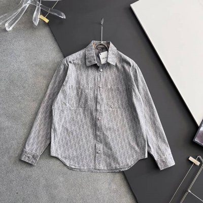 衣服 、裤子 Cd、25Ss新款提花衬衫套装，这款衬衫套装通体饰以Oblique 印花，全新演绎Dior的经典图案。采用灰色和浅蓝色棉质牛仔布精心制作，胸前带有