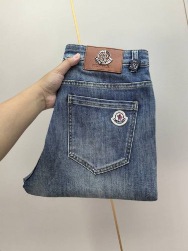 蒙口。2025春夏最新推出男士牛仔裤新品！重工水洗牛仔面料，定制面料和一般牛仔布料比起来，更加柔软舒适！超重工洗水工艺 双工艺洗水 整条裤子，手感舒适，细腻程度