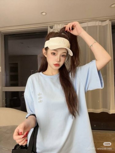 情侣男女同款 重磅推荐-韩版Alo 亮片印花260克双纱T恤Os风格 Aloyoga成立于2007年，专注于瑜伽服饰和功能性运动单品的设计，强调舒适、健康和时尚