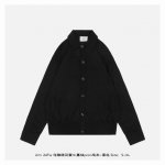 ami 24Fw 浮雕绣花爱心基础Polo毛衣-黑色 原版1950购入，毛纱使用100%绵羊毛材质，100%绵羊毛制品因其高雅的质感和卓越的保暖性能，一直是秋冬