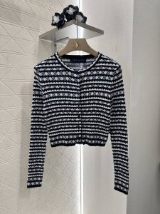 louis Vuitto*2025新品上架 钩花针织开衫 定制Yb丝棉纱线织造 质感高级舒适 短款修身针织开衫剪裁 两袖和衣摆装点波浪花边造型 搭配通体相间多纹
