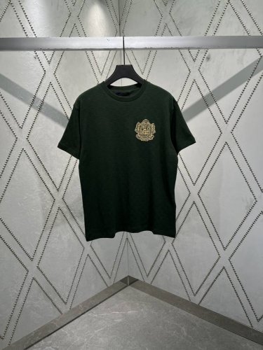 驴家 25Ss新款珠地棉 T 恤向威斯敏斯特遛狗一族采撷灵感，于肌理丰盈的 Damier 提花融入刺绣标识。繁复 Lv Dog 徽章图案跃现胸前，可为年末庆典造