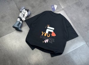 90潮牌Fila斐乐爱心同款同步短袖！胸前Logo点缀胸前，简约又不失时尚感，一眼就狠狠拿捏住了！正肩版型对各种身材都很友好，穿起来整个人显得挺拔又精神，瞬间男