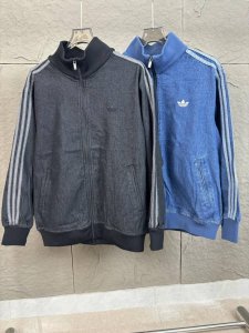 原版定制1:1 男女同款 Adidas阿迪达斯三叶草牛仔外套 1首先来说说它的外观吧！这款牛仔外套的设计真的是惊艳到我啦！经典的直筒剪裁，加上三叶草的标志性Lo
