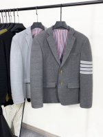 Tu 新品 Tb24秋冬新款经典三粒扣时尚羊毛单西，男女同款经典色织四条杠标识休闲翻领西服外套！贸易公司渠道，同步官网发售20340Rmb！Tb口碑渠道订单稀出