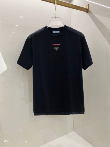普拉达 2025早春新款男女同款短袖T恤，！定制专属纯棉面料，定制原版工艺螺纹，胸前重工字母Logo工艺设计！简约大方，从容百搭，档次极高，完美融入时尚还有风情
