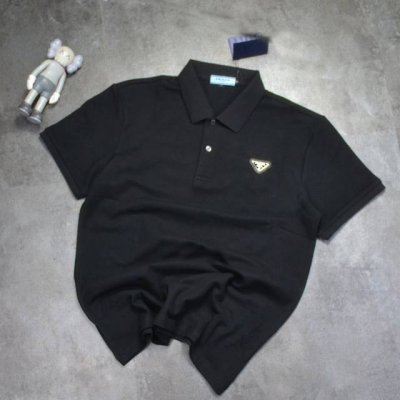 prada 普拉达男士商务纯色三角标Logo装饰翻领polo衫，珠地面料 兼具时尚休闲风，一件多风格穿着的品味polo衫。四色入选不分年龄2025一款出众的po
