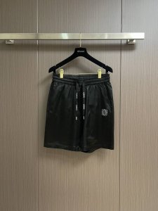 loewe 2025S新款五分短裤 男女同款 黑色系搭配非常高级 口袋下方精致品牌图形绣花 后口袋搭配字母Loewe绣花 简单高级 腰头采用松紧设计 舒适宜人