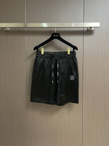loewe 2025S新款五分短裤 男女同款 黑色系搭配非常高级 口袋下方精致品牌图形绣花 后口袋搭配字母Loewe绣花 简单高级 腰头采用松紧设计 舒适宜人