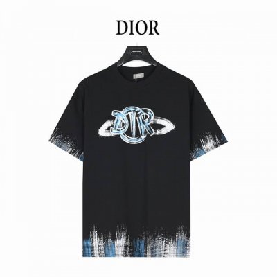 dior 迪奥 25Ss 灵感经典涂鸦字母印花短袖T恤 280克双纱面料，手感超级柔软舒适，结合休闲风范与现代风格。 采用 %棉精心制作，此款前后幅的工艺采用了