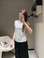P210 Miumi* 25Ss早春秀场新款 Logo徽标刺绣短袖T恤丨独家高版出品！胸口标志性刺绣徽标点缀，上身轻松驾驭 面料柔软舒适质感超可休闲可优雅，随意