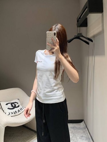 P210 Miumi* 25Ss早春秀场新款 Logo徽标刺绣短袖T恤丨独家高版出品！胸口标志性刺绣徽标点缀，上身轻松驾驭 面料柔软舒适质感超可休闲可优雅，随意