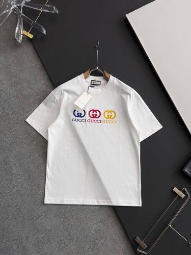 Gucc* 2025最新款短袖T恤，独家260克重磅打造、休闲时尚的尚佳之选。定制高支80支双股纯棉密柔面料、亲肤性极佳。尺码：M-3Xl