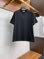 缪缪 2025S春夏新款短袖T恤，采用100％棉，面料亲肤柔软有质感，上身透气舒适～比一般普通棉更显档次，品质高低立现， 经典宽松版型 ~服帖舒适，久穿也不容易