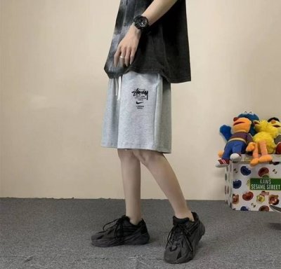 stussy 斯图西联名印花夏季最新款基础五分休闲短裤 采用重磅华棉面料，触感柔和、垂感强，穿着体验感好 4-5级水洗色牢度不易褪色 面料采用水洗印染工艺 水洗