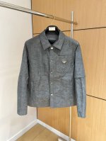 普拉达脱卸新品 官网同款 三标齐全 2025春夏新款男士夹克外套 时尚休闲高端版本 专柜定制面料 透气舒适度高 细节无可挑剔 品牌元素设计理念 体现高品质 手感