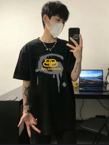 Balenciaga 巴黎世家泼墨金标大锁扣圆领短袖半袖T恤 面料采用260克纯棉双纱食毛面料 双线二本针压线 久洗不变形 原版定制三标 高端进口印花 随意水洗
