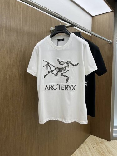 P220 Ac 高定面料 2025春夏新品上市時尚經典圓領短袖時尚單品設計，更加時尚舒適，高標準定制，上身非常有型，人工手繪工藝， 客供輔料，客供進口高檔面料質