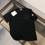 A Moncler 蒙口 2025新款男士圆领短袖 情侣T恤 春夏新品 高品质 时尚百搭潮款 定制进口面料 穿着舒适 透气 时尚不失个性 上身休闲随性 帅气有型