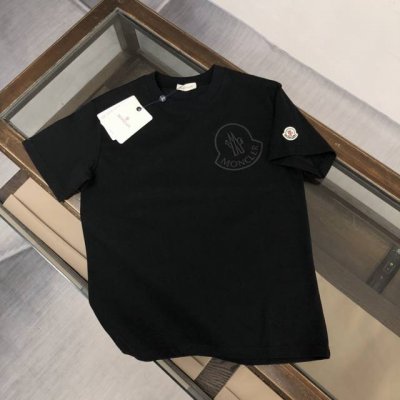 A Moncler 蒙口 2025新款男士圆领短袖 情侣T恤 春夏新品 高品质 时尚百搭潮款 定制进口面料 穿着舒适 透气 时尚不失个性 上身休闲随性 帅气有型