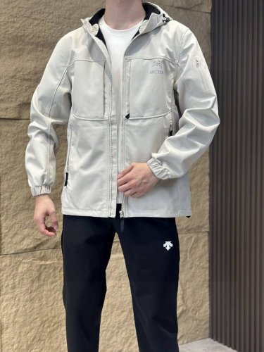 230 始祖鸟软壳加薄绒顶尖户外品牌 2024官网爆款来袭户外专业冲锋衣抓绒软壳冲锋衣！每个登山徒步者的心中，都有一座高山去征服。但并不是每个人都有机会去挑战他