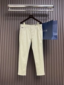 Dolce Gabbana 2025Ss新款休闲裤，弹力棉质面料超舒适，立体裁剪修身裤型，小直筒修身版型，3D立体剪裁，更具筋骨，上身效果超级赞，简约基础万能百