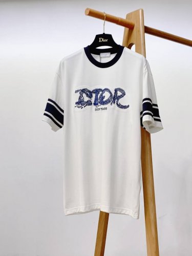 Dior Homme 迪奥 桀傲 2025Ss春夏新品 字母刺绣短袖，重磅级尤物单品，官网在售系列。奢侈一线大牌的御用面料厂织造，手感柔软舒适，穿着无累赘感，吸