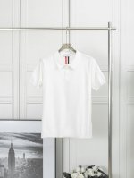后背红白蓝针织 Polo 衫短袖 汤姆.布朗 25Ss 春夏新款后背红白蓝针织 Polo 短袖 Zp 定制网纱面料 整体走线平直细腻，面料舒适柔软，颜色一致无色
