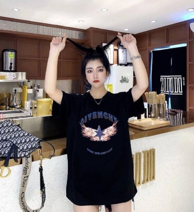 Givenchy 纪梵希星火字母短袖T恤 上身图