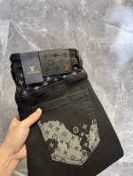 Lv路易威登 2025新品男士牛仔裤 面料舒适弹性好。独家发售 时尚优雅 重工艺设计。采用原色酵母水洗工艺 精选进口重磅丹宁牛仔面料 配定制五金装饰 真皮皮牌