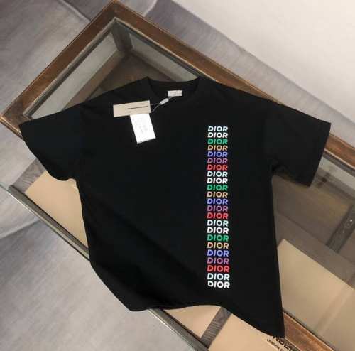 Dior 24Ss夏季新款圆领短袖T恤 270克重磅高端纯棉面料 手感质感都极完美 修身裁剪设计干净利落 时尚又好看 走线做工非常精致 版型效果超赞 而且透气性
