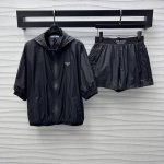 prad*2025新品上架 隐藏连帽外套短裤套装 定制Yb进口防晒材质 舒适好穿 轻薄透气 胸前饰以标志性三角徽标点缀装饰 彰显品牌调性 沿用可收纳帽子设计 配