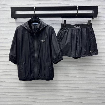 prad*2025新品上架 隐藏连帽外套短裤套装 定制Yb进口防晒材质 舒适好穿 轻薄透气 胸前饰以标志性三角徽标点缀装饰 彰显品牌调性 沿用可收纳帽子设计 配