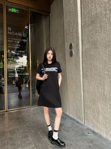 上新 Diro 迪奥 25Ss新款连衣裙 经典款短袖连衣裙很独特的品味与个性经典款版型设计简洁而优雅 独特的工艺 多了一份精致与细腻 高品质 颜色：黑色 白色