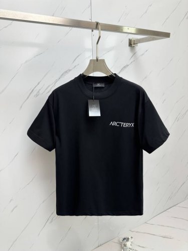 p180 鸟 2025 圆领短袖T恤打底衫 元素性的Logo徽章凸显休闲时尚魅力,依然独领时尚风骚.内搭好伴侣… 客供高支弹力针织100%液氨空气层面料,平整匀