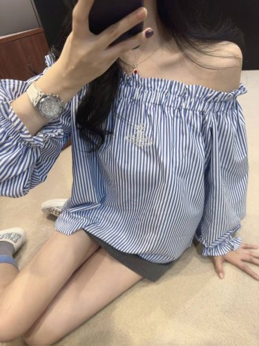 西太后 最新款西太后蓝色条纹一字肩衬衫 上身优雅又不失自己特色 视觉效果非常棒 搭配短裤短裙都 夏天的代表色 减龄必备 Sml 款号：71961