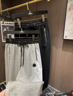 P250 Mon2025春夏最新系列男士休闲裤！柔软细腻，手感绝佳！品牌格调一览无余！极简主义设计，没有多余浮夸的元素来宣兵夺主，细节做工精细，五金配件原版定制