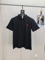 巴宝莉。2025春夏新款刺绣标识男士商务休闲翻领 短袖Polo衫对标定制纽扣整体的设计符合美学设计，运用了经典的品牌元素，完美的精髓与基因，胸前口袋处注入了经典